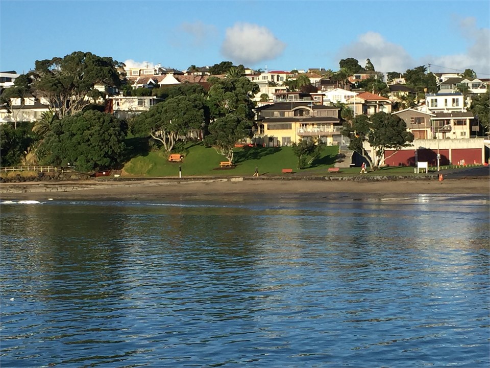 Murrays Bay beach (next to Mairangi Bay - 5 minute