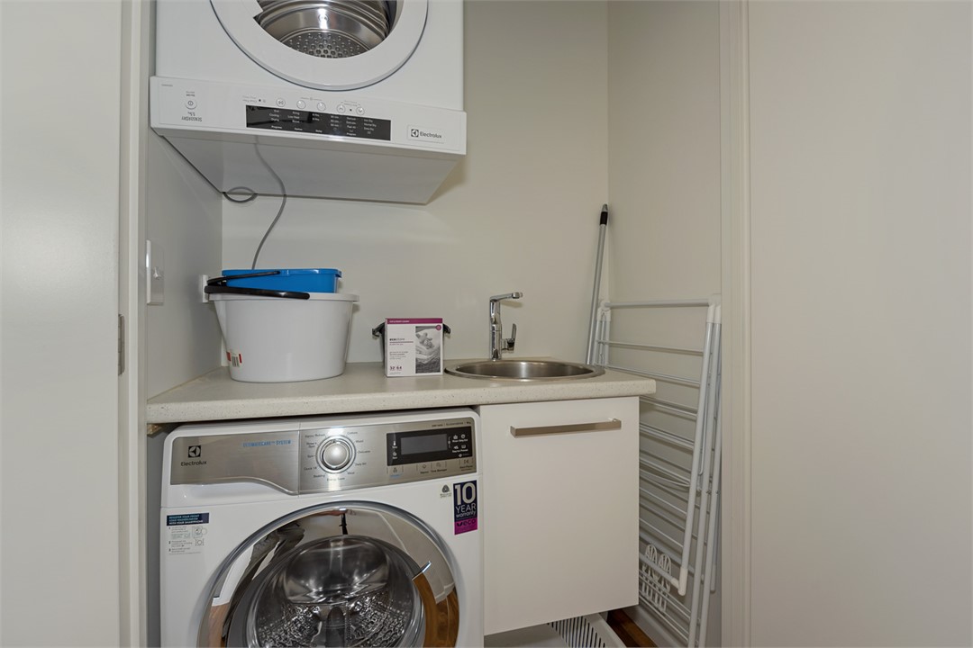 Laundry cabinet with washing machine and dryer
