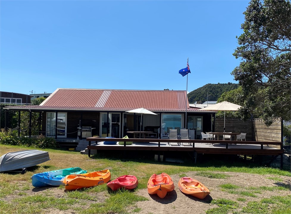 4 bedrooms 5 kayaks and Dinghy