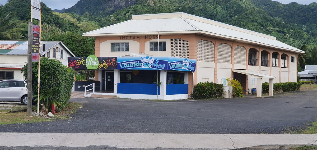 Laundro mat within walking distance