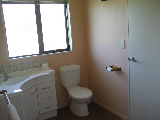 Ensuite off main bedroom (shower obscured)