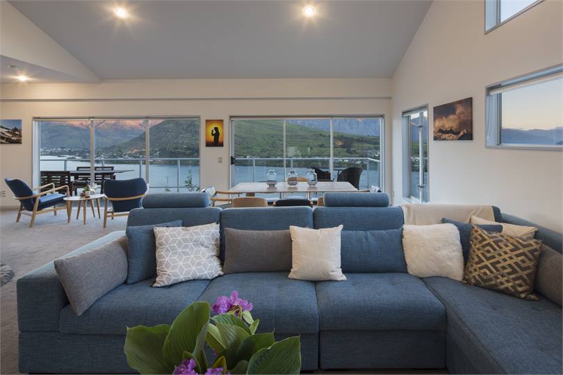 Cosy lounge with free WiFi, games and books