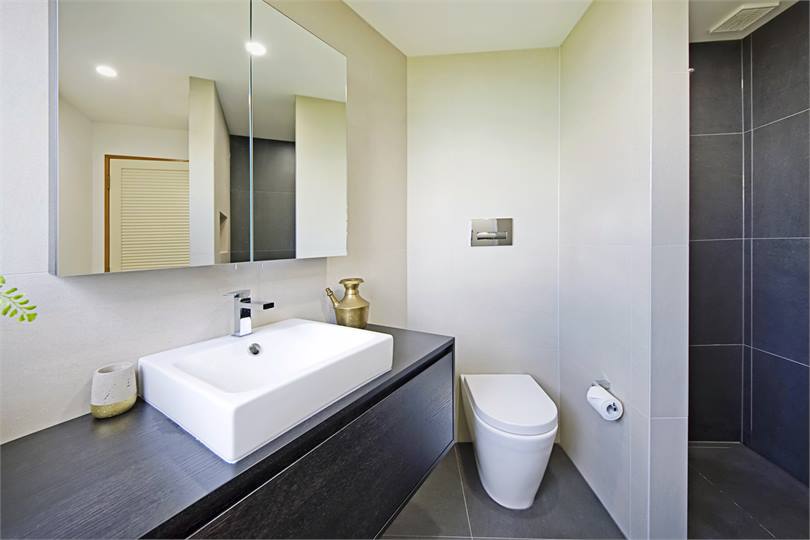 Beautiful tiled Ensuite Bathroom with Shower, Toil