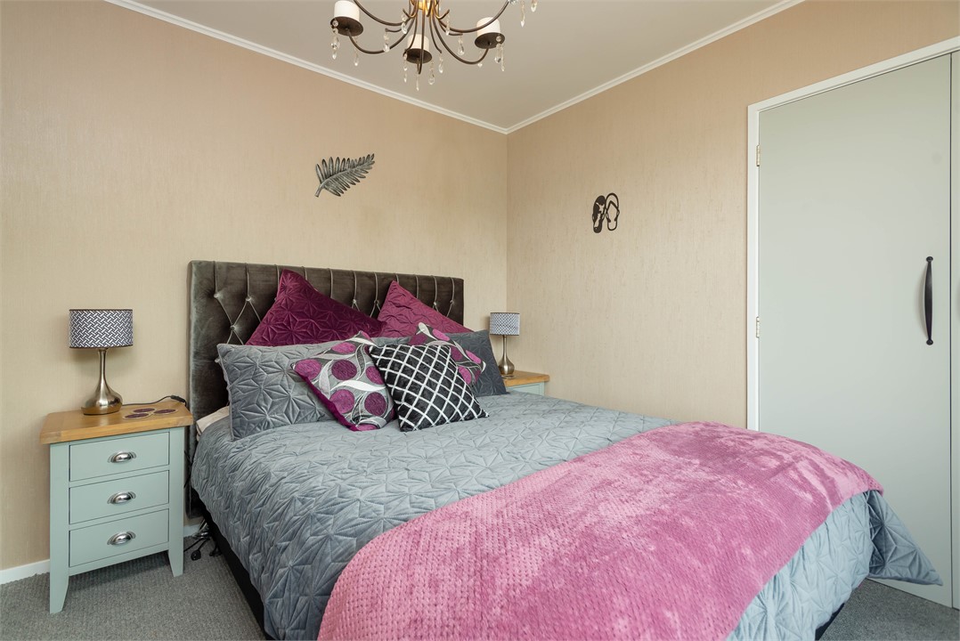 Upstairs 2nd Bedroom (Queen)