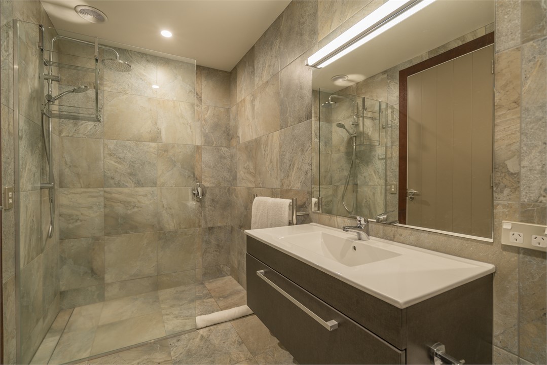 Lodge Suite 1 bathroom