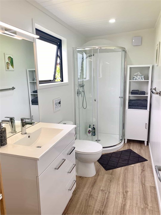 Kiwi Cabin main bathroom