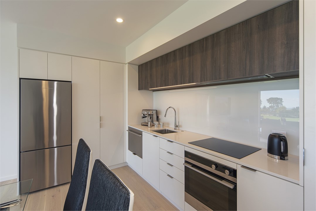 Fully-equipped Kitchen with Dishwasher, Stove, Ove