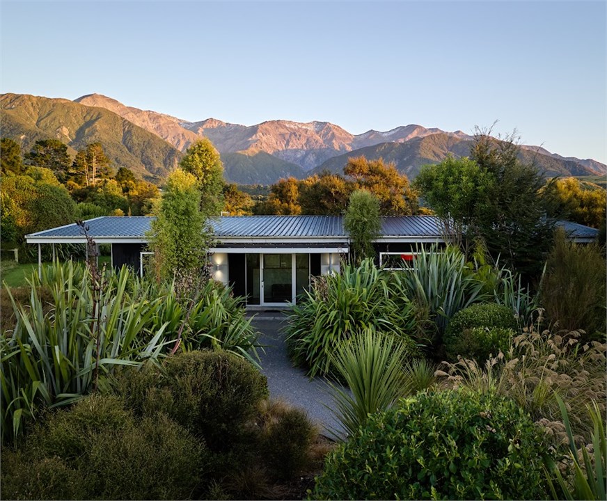 Hapuku Retreat Modern spacious getaway with sea & mountain views