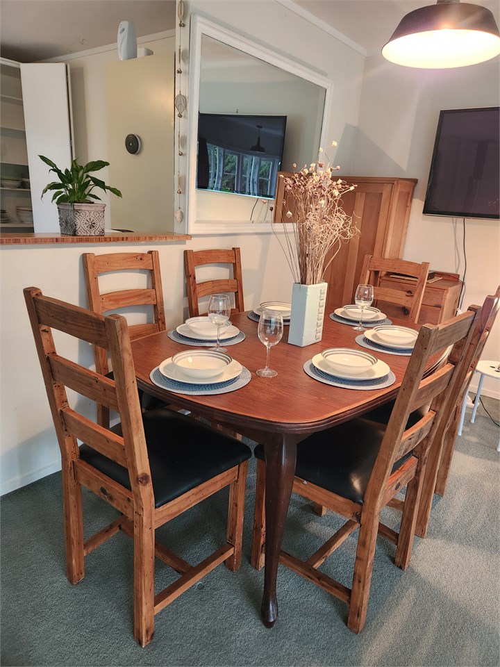 Dining table has extension that pulls for 8 pple