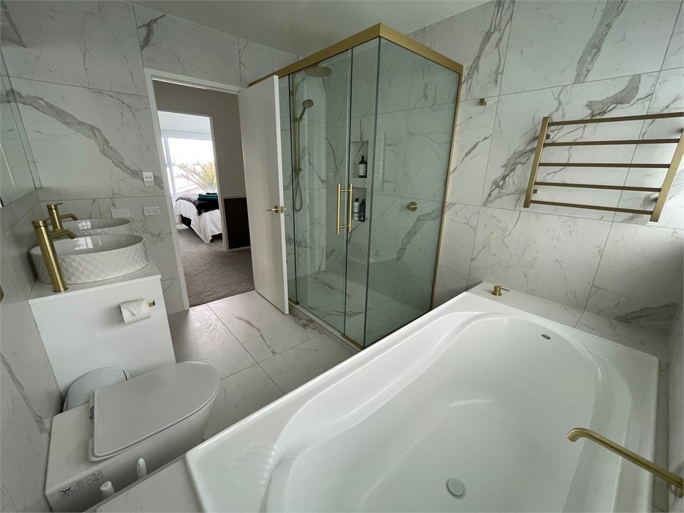 Main bathroom Upstairs