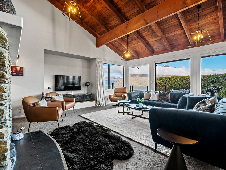 Luxury furnishings, views & open wood fireplace