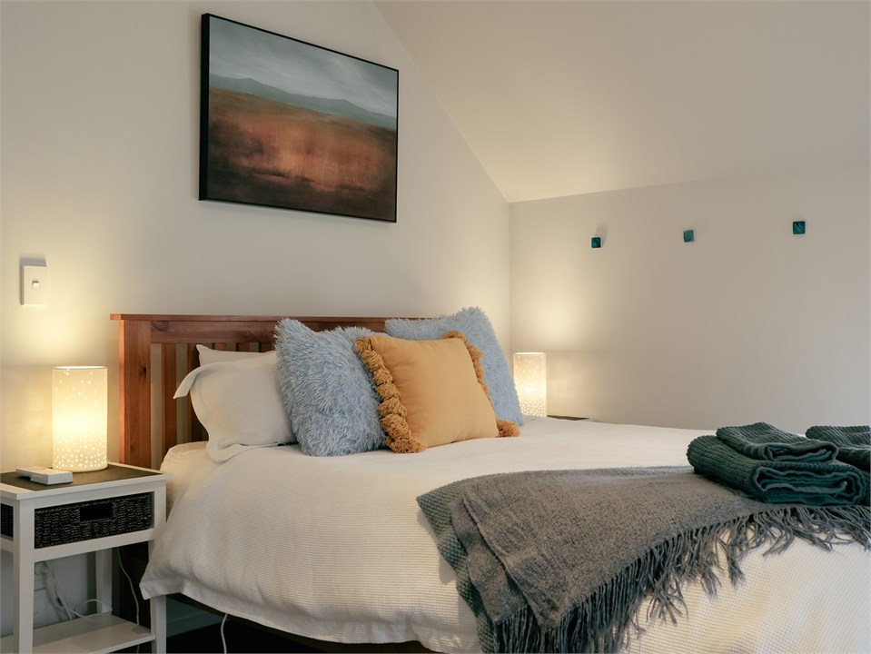 Main bedroom (Queen bed)