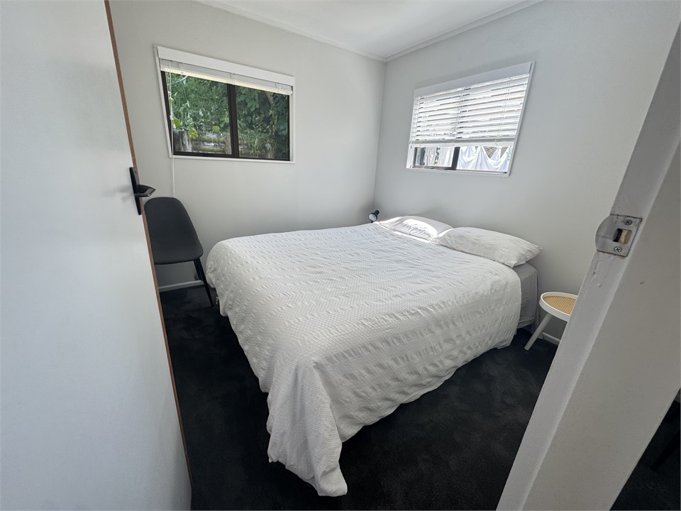 Bedroom 2 - Queen bed