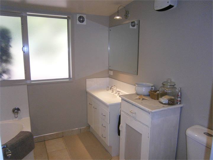 Main Bathroom Upstairs - with Bath