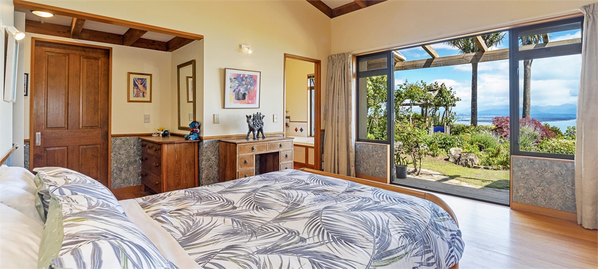 Master bedroom (downstairs) with Queen bed