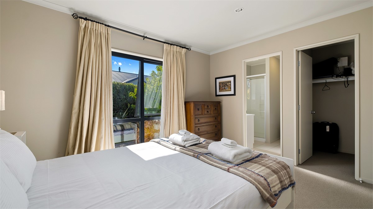 Bed room 1 Queen bed