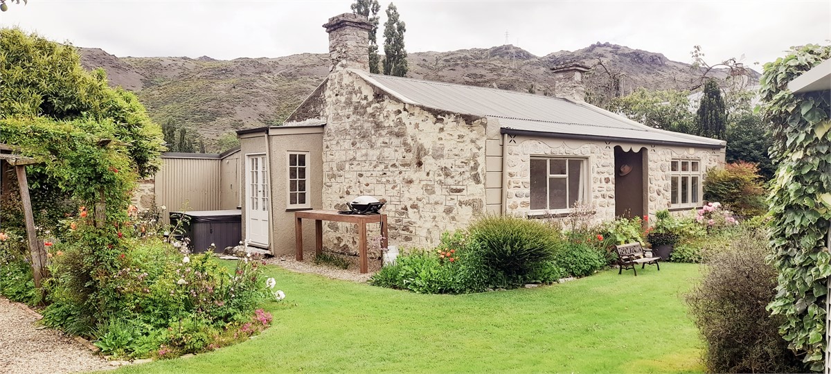 Historic stone cottage central location