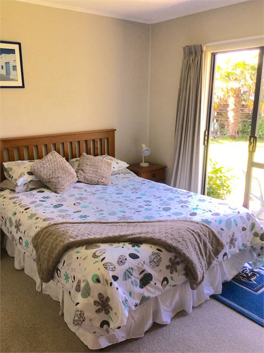 Bedroom 1 - Queen bed