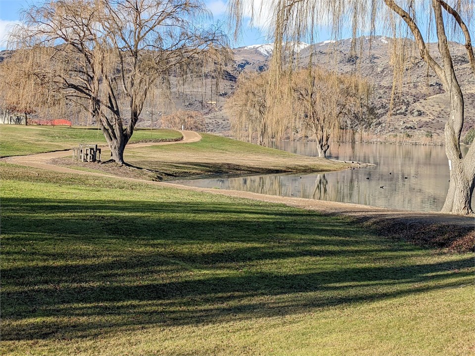 5 minute walk to lakeside walkway
