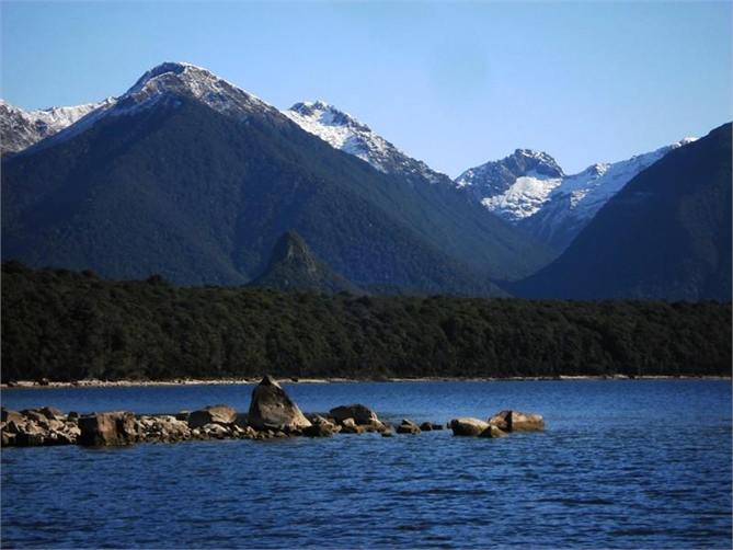 Leaving Pearl Harbour onto Lake Manapouri