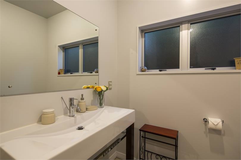 The master ensuite with shower