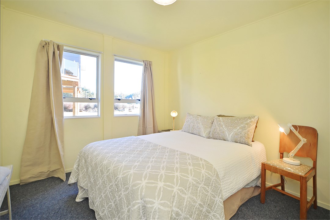 Queen Bedroom - Downstairs