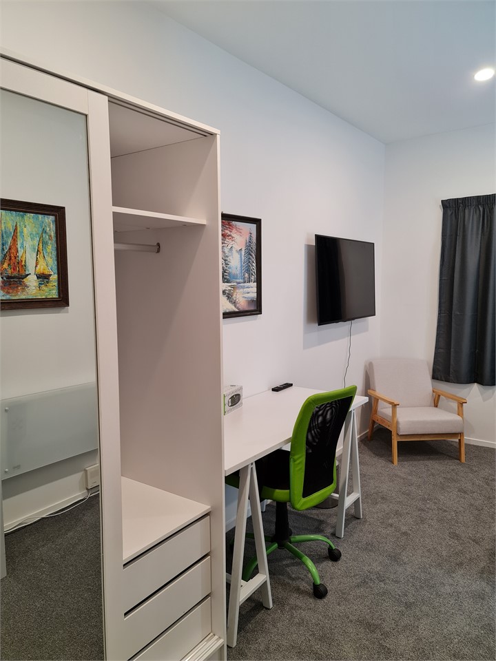 double bedroom (queen bed)