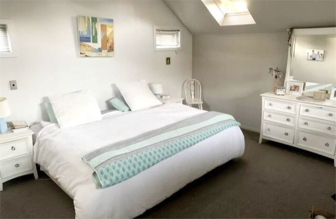 Bedroom 1: Master bedroom - Californian King Bed -