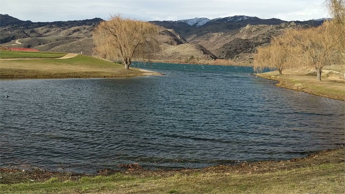 5 minute walk to lakeside walkway