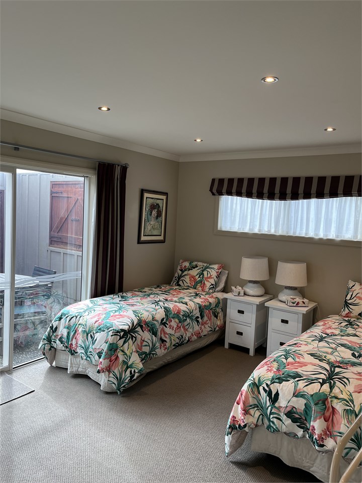 Bedroom 6: two long single beds or SK bed