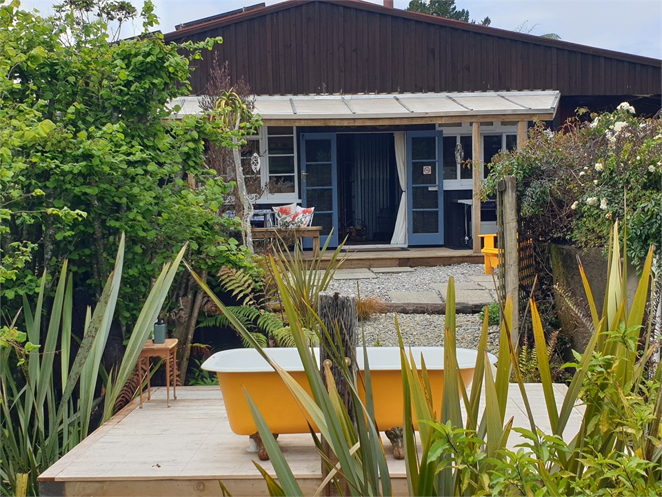 Outdoor bath on deck - watch the stars!