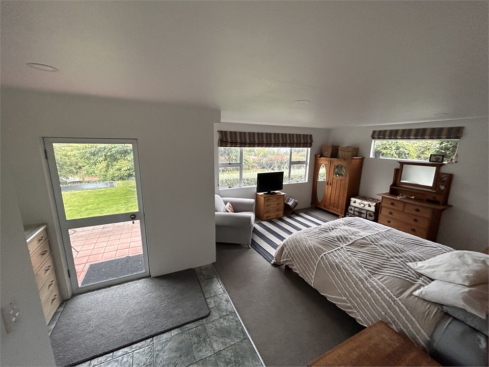 Downstairs Bedroom - King Bed