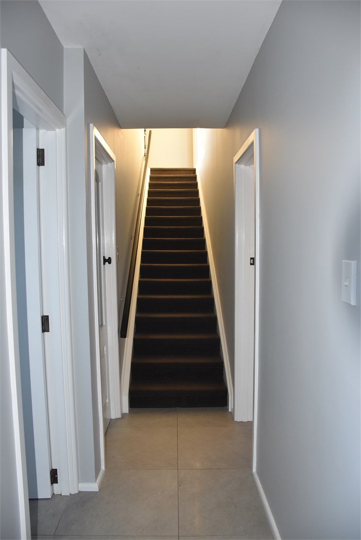 Staircase leading to 3x bedrooms