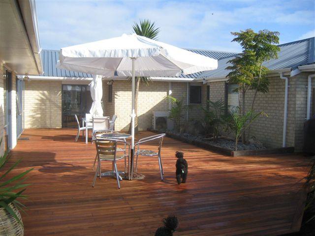 Deck Waiheke Island rental accommodation