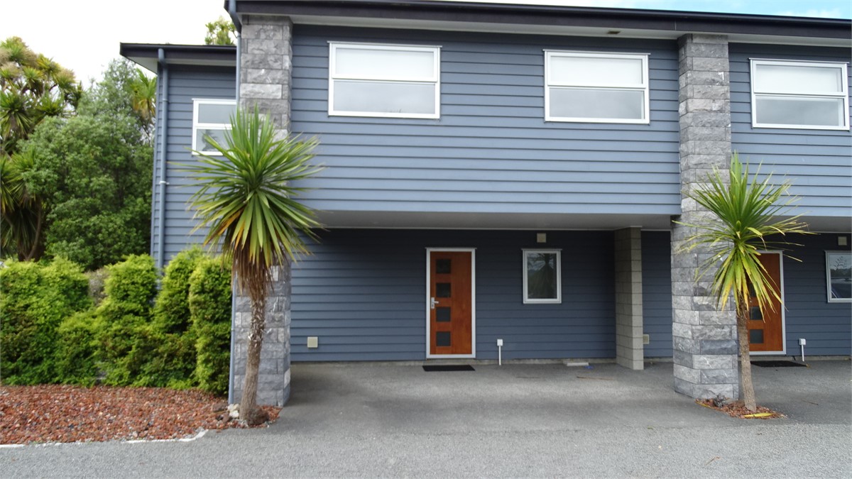 5 bedroom townhouse - front