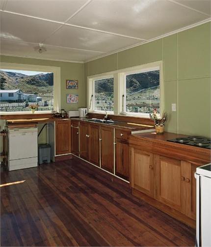 Bigger Beach House: kitchen