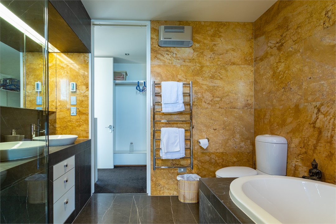 Natural stone Master ensuite with Shower & Bath, u