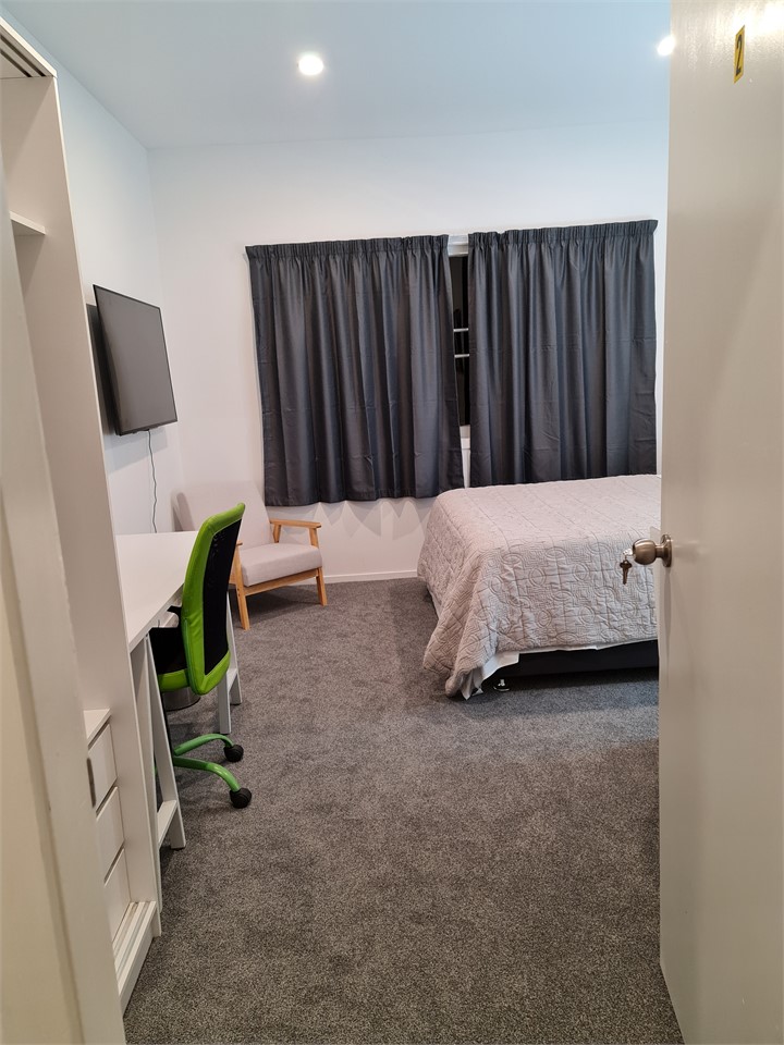 double bedroom (queen bed)