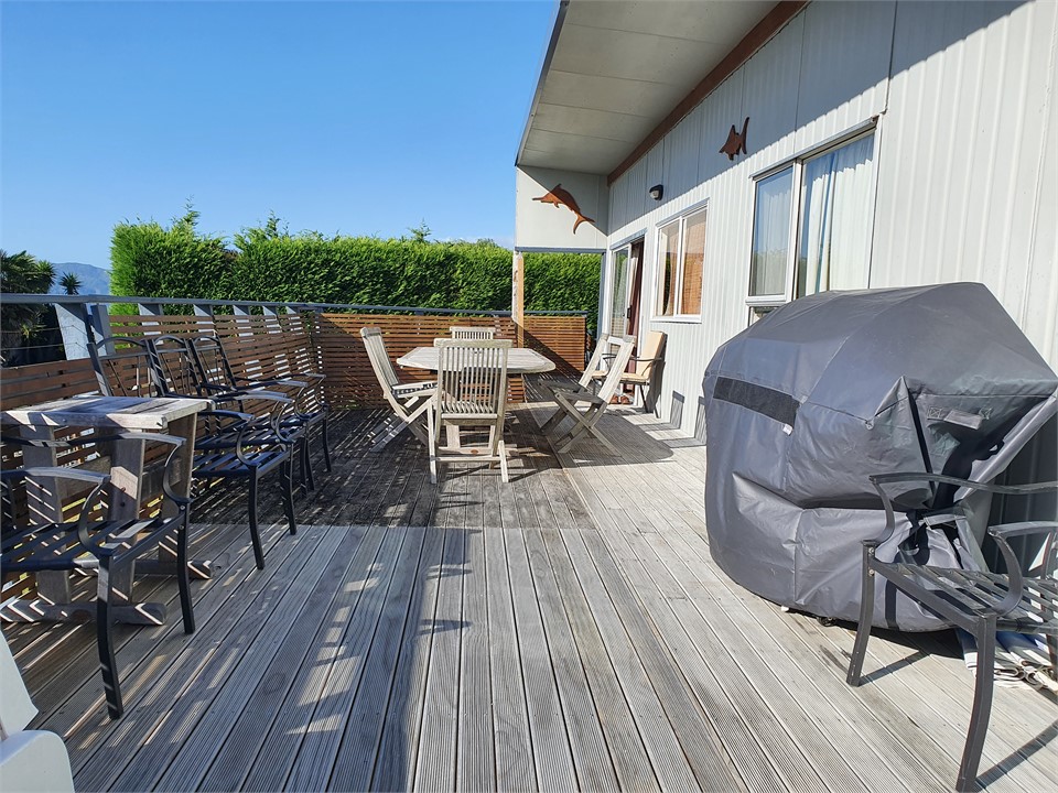 huge deck and seating, bbq