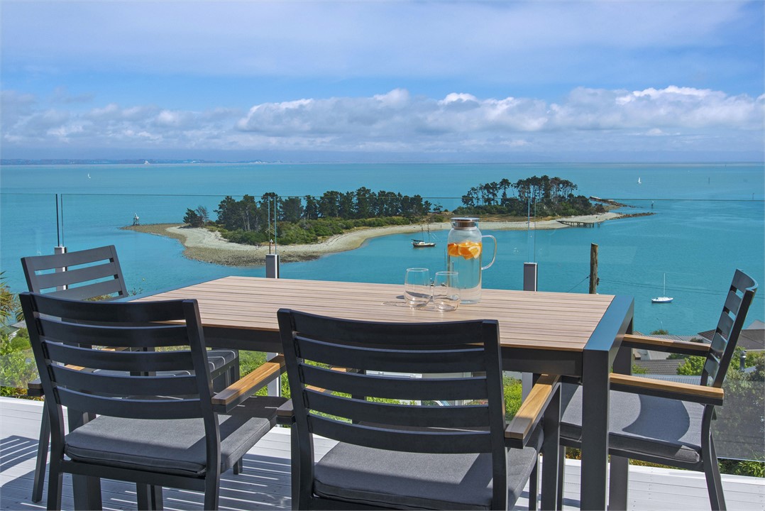 Intimate view of Haulashore Island...