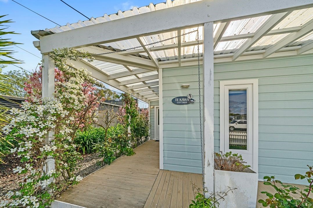 Te Kawa Cottage (Bachcare) Martinborough Holiday Home for rent
