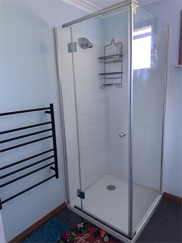 Shower/bathroom