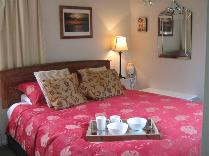 Downstairs Master bedroom w King Bed