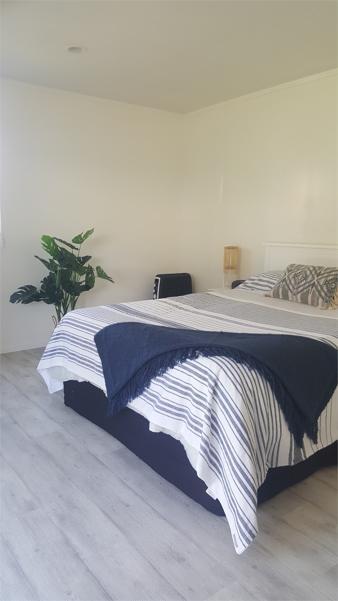 Sleep-out Queen bed and En-suite