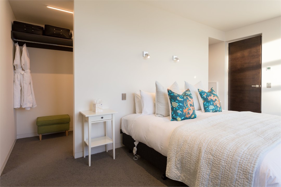 Bedroom 4 - king split bed