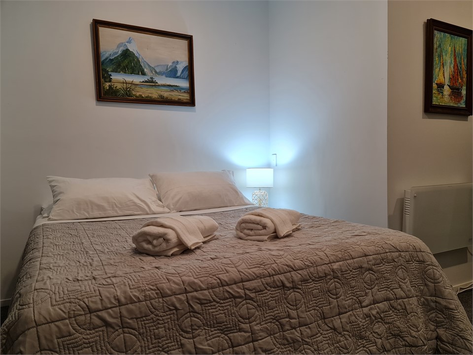 double bedroom  (queen bed)