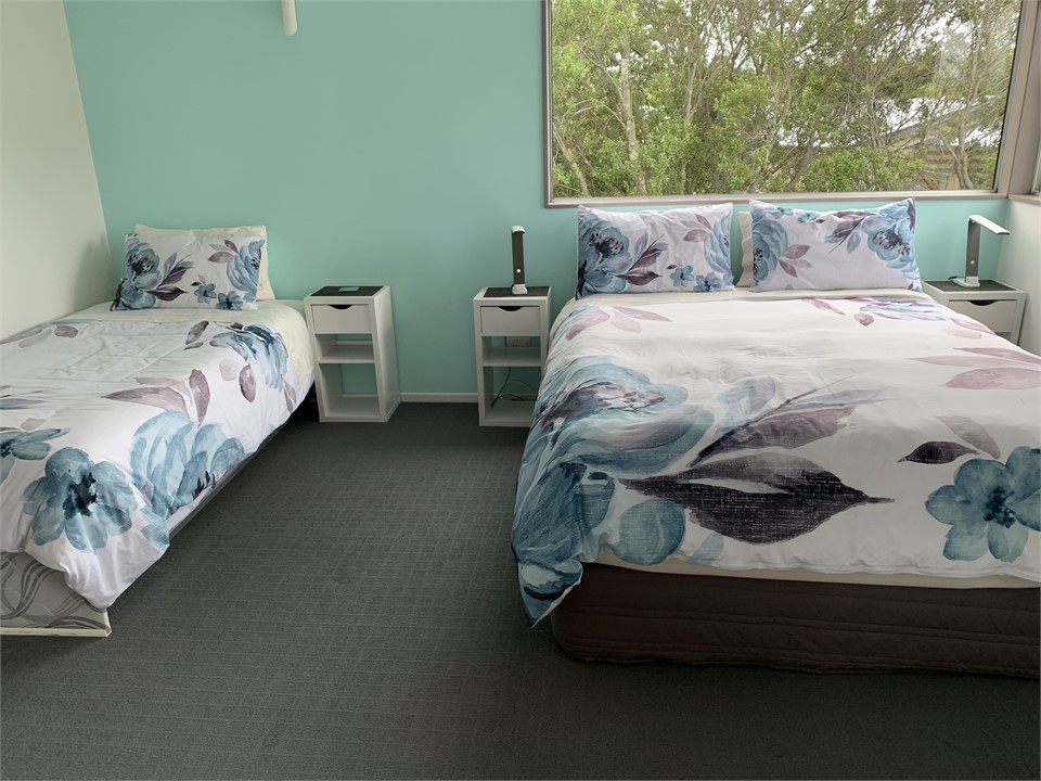 Bedroom 2: Queen / King Single plus pull out singl