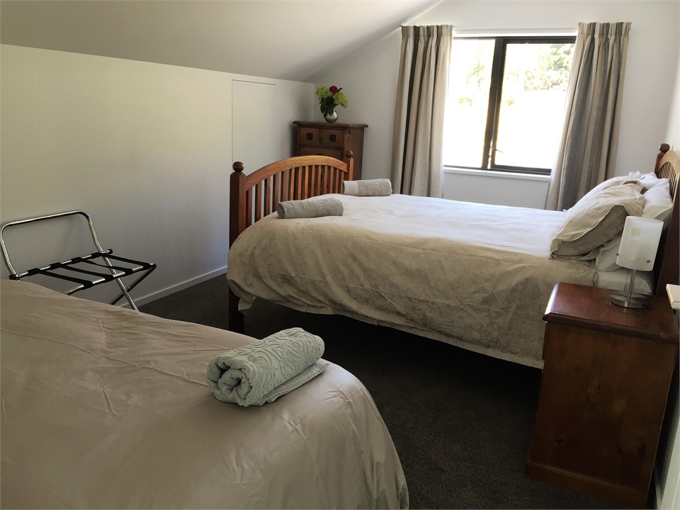 Queen and King single bedroom