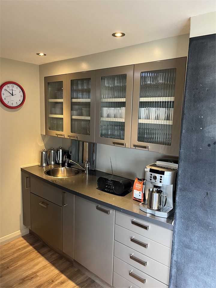 Coffee station: bean-to-cup machine & plungers