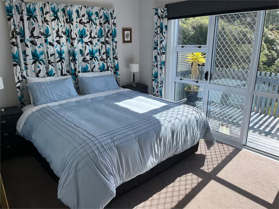 Bedroom 1: Kingsize bed with direct access to the 